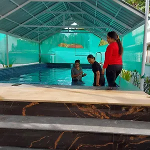 Johnson's With Pool & Ecohouseboat Near Town Guest house